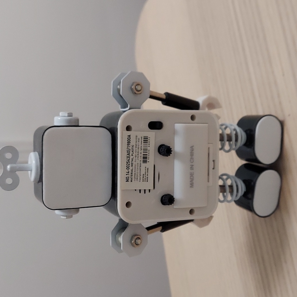 Cute robot clock - Picture 2 of 3